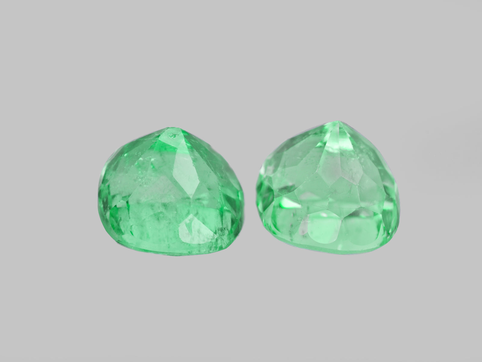 8801276-cushion-lustrous-pastel-green-grs-colombia-natural-emerald-10.59-ct