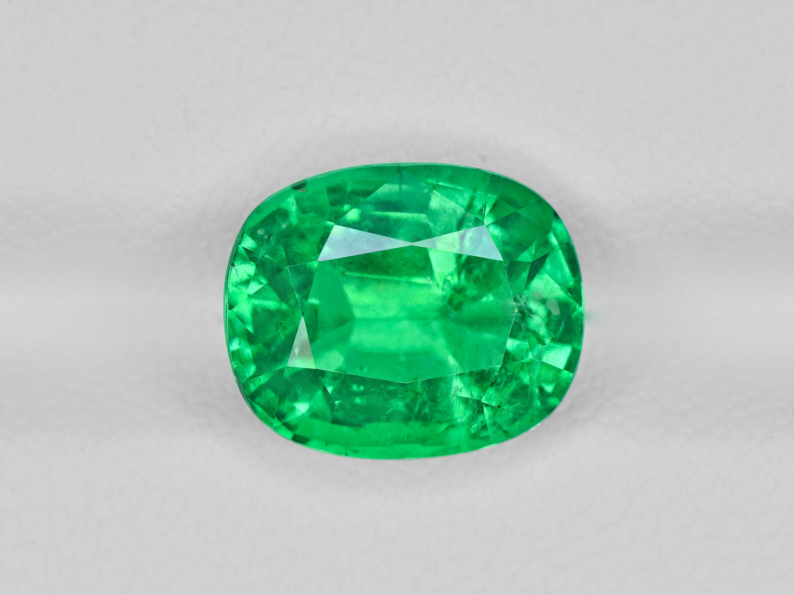 8801280-oval-fiery-vivid-intense-green-grs-ethiopia-natural-emerald-3.88-ct