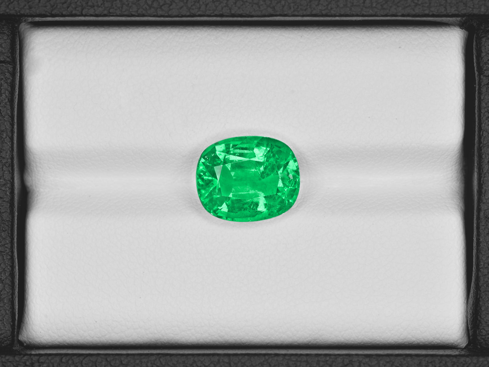 8801280-oval-fiery-vivid-intense-green-grs-ethiopia-natural-emerald-3.88-ct