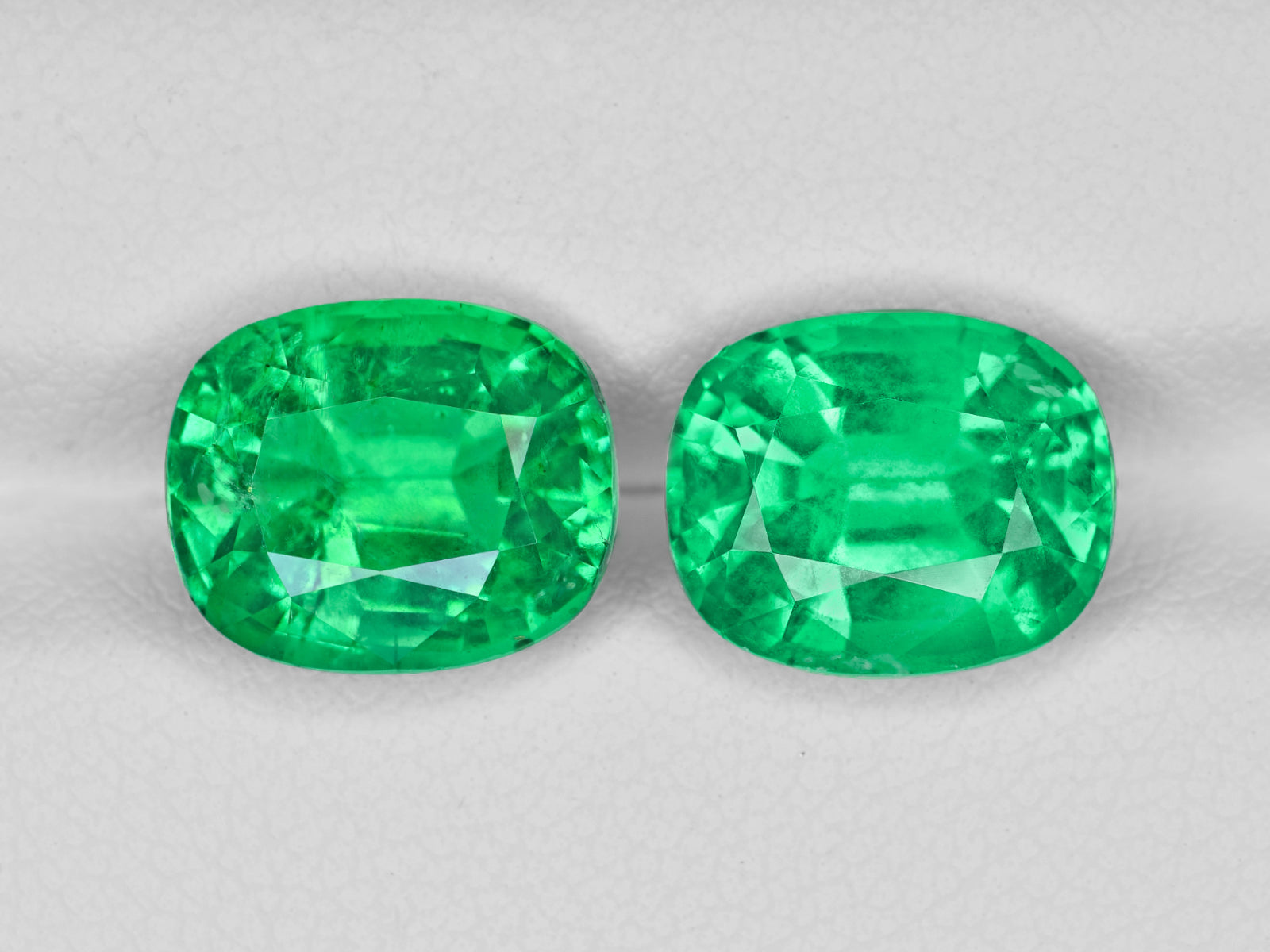 8801279-oval-fiery-vivid-intense-green-grs-ethiopia-natural-emerald-7.44-ct