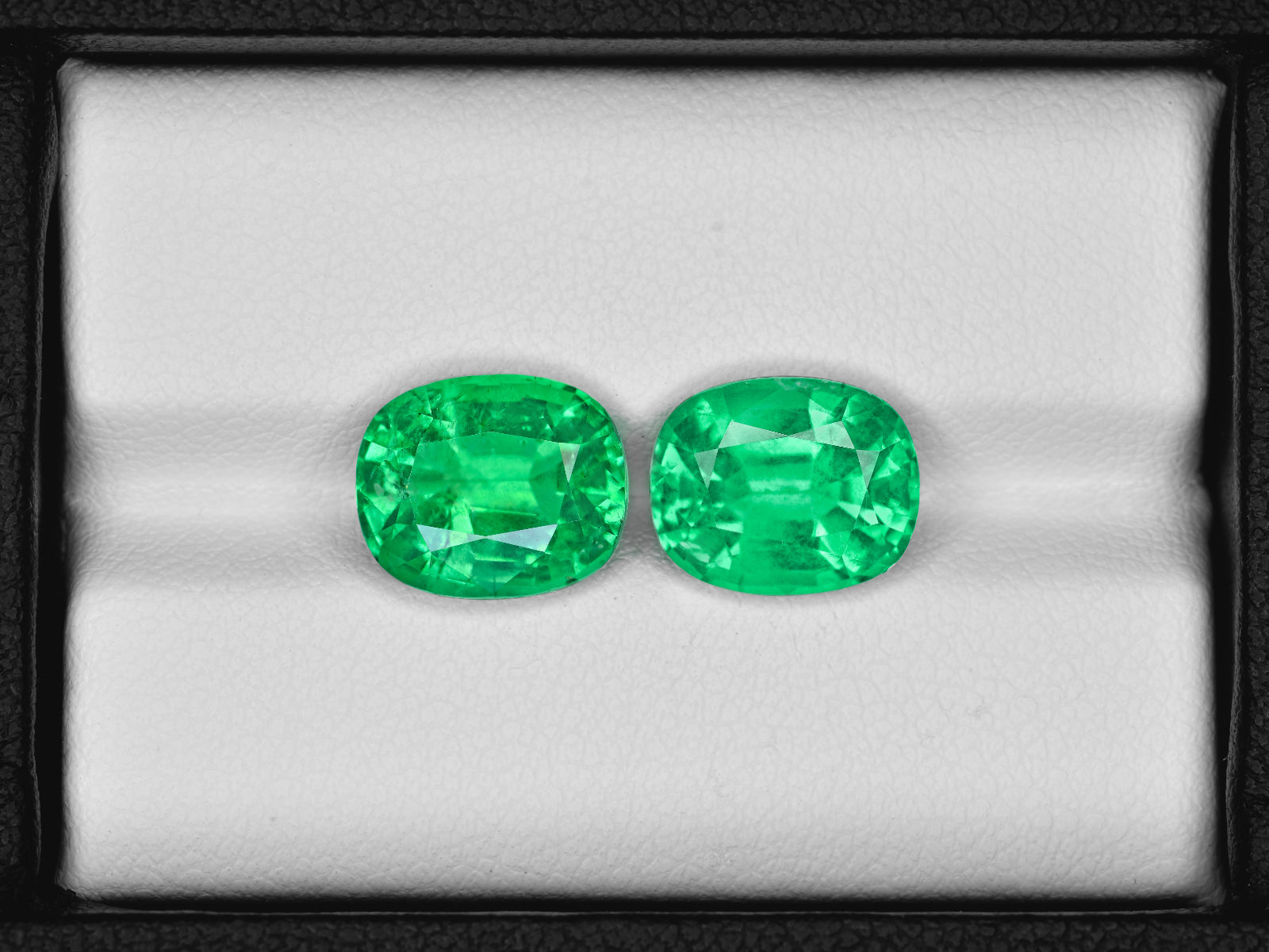 8801279-oval-fiery-vivid-intense-green-grs-ethiopia-natural-emerald-7.44-ct