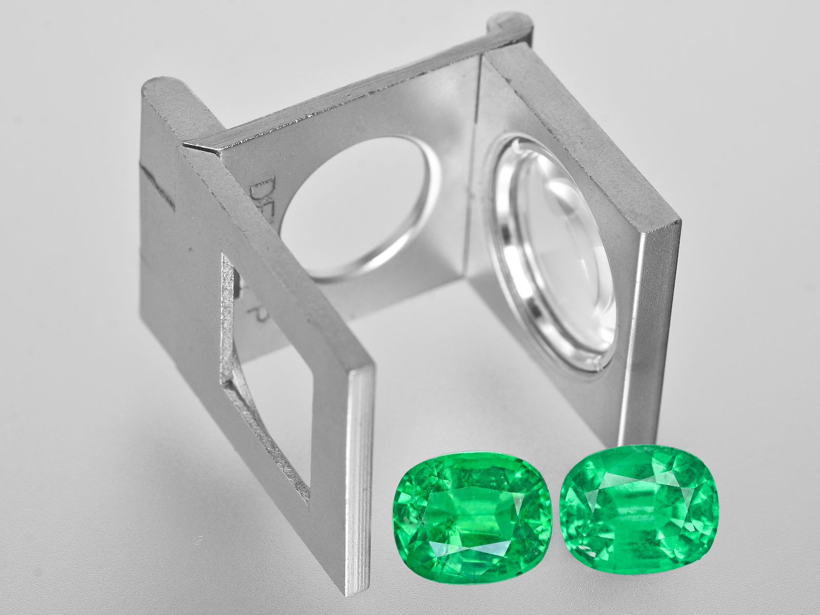 8801279-oval-fiery-vivid-intense-green-grs-ethiopia-natural-emerald-7.44-ct