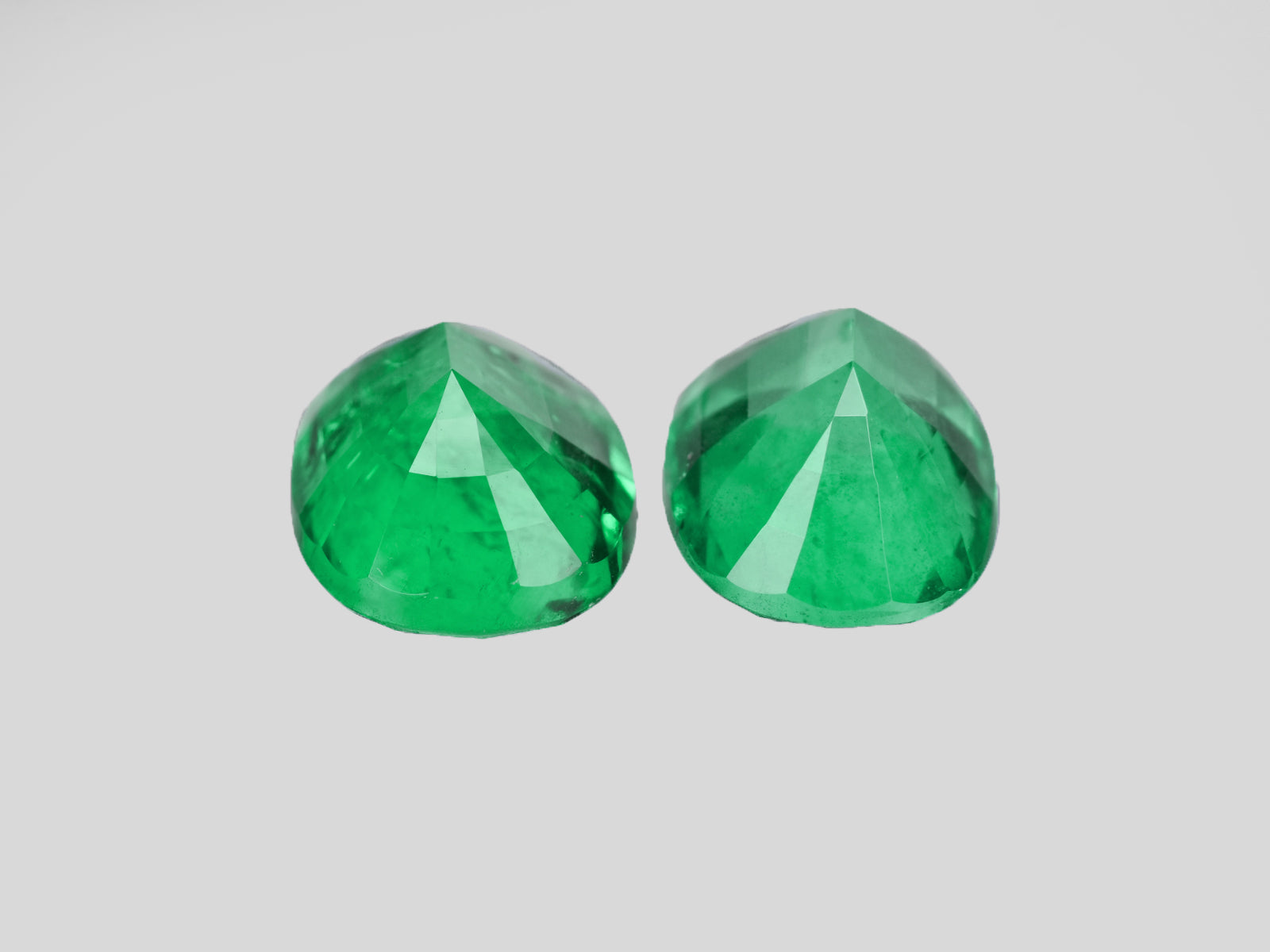 8801279-oval-fiery-vivid-intense-green-grs-ethiopia-natural-emerald-7.44-ct
