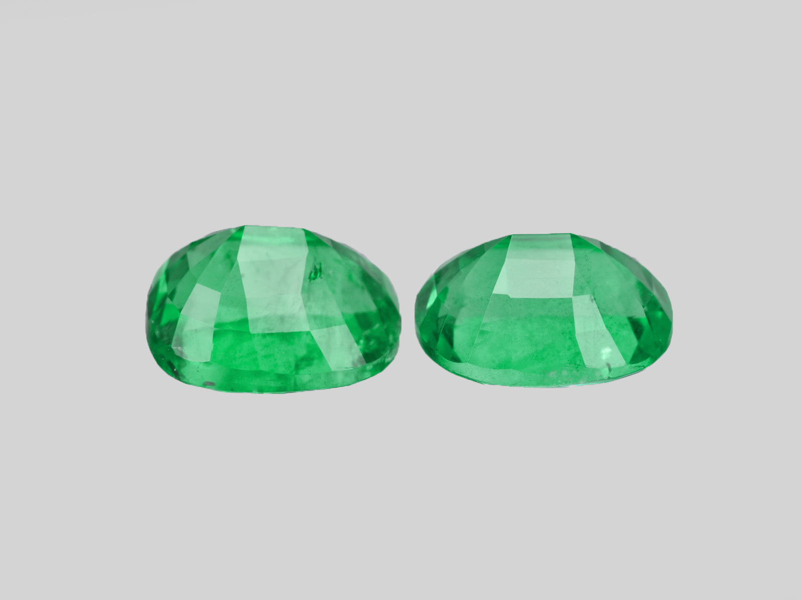 8801279-oval-fiery-vivid-intense-green-grs-ethiopia-natural-emerald-7.44-ct