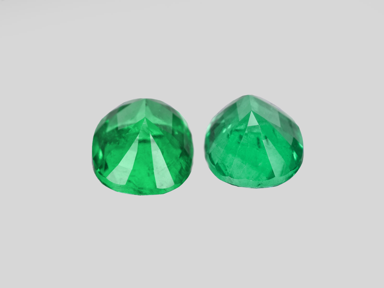 8801279-oval-fiery-vivid-intense-green-grs-ethiopia-natural-emerald-7.44-ct