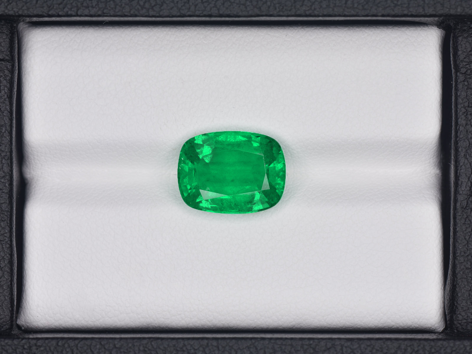 8801282-cushion-lively-intense-green-grs-ethiopia-natural-emerald-4.30-ct