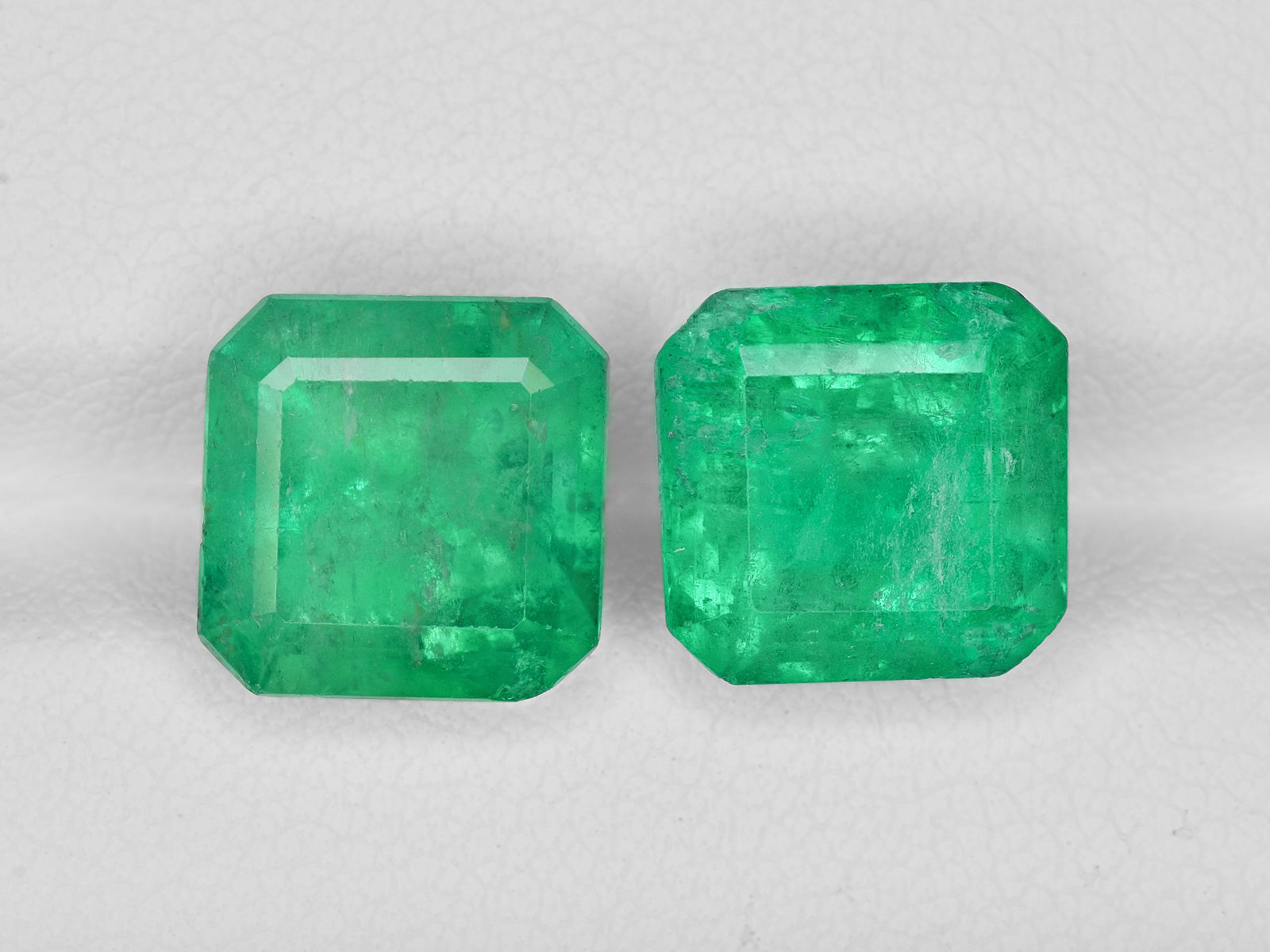 8801311-octagonal-velvety-intense-green-grs-colombia-natural-emerald-9.14-ct