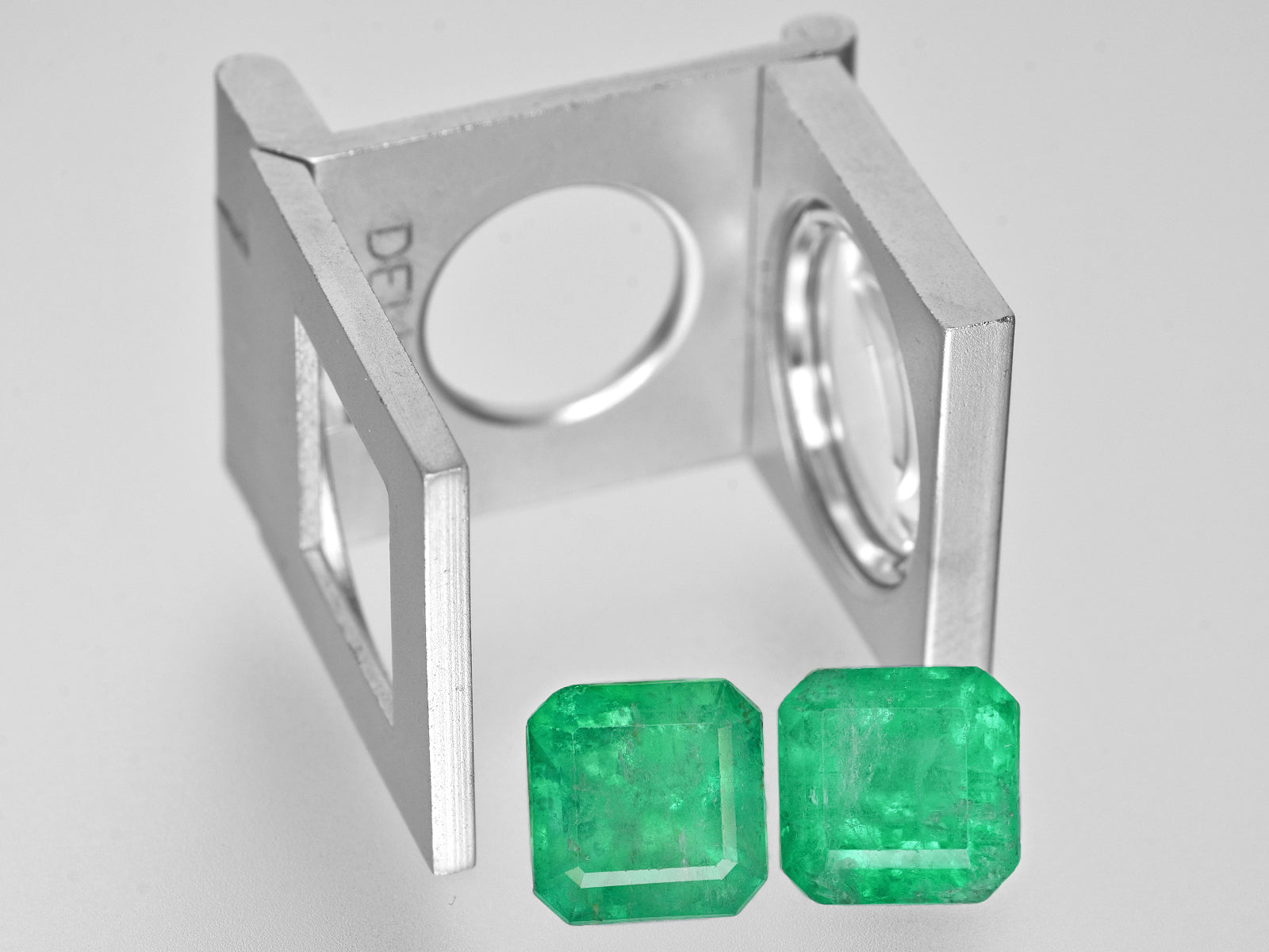 8801311-octagonal-velvety-intense-green-grs-colombia-natural-emerald-9.14-ct