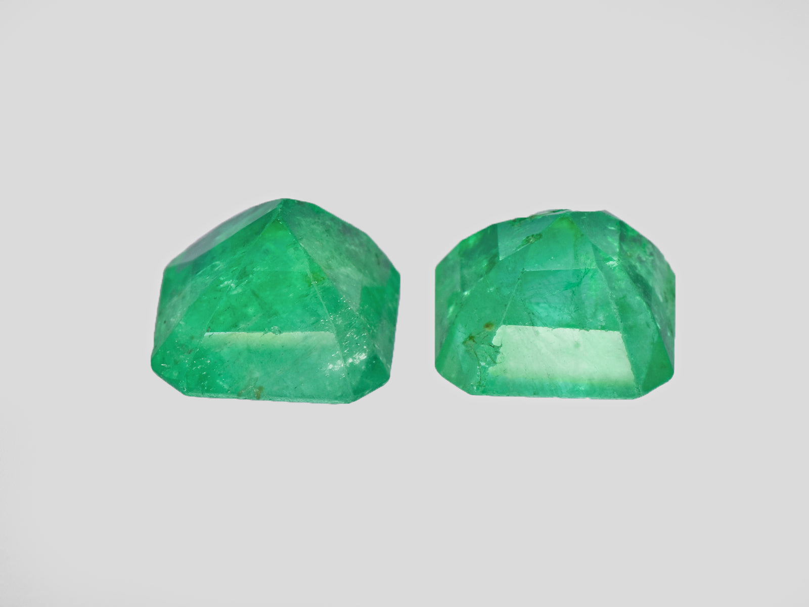 8801311-octagonal-velvety-intense-green-grs-colombia-natural-emerald-9.14-ct