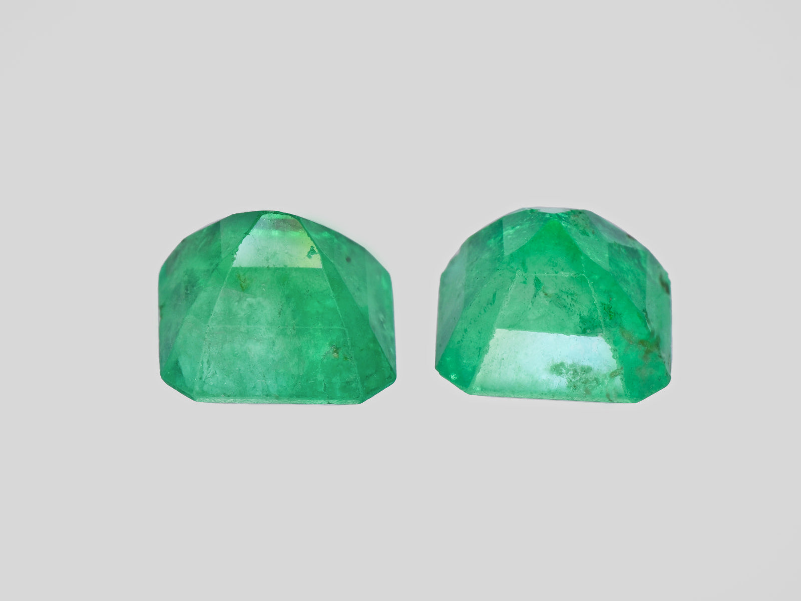 8801311-octagonal-velvety-intense-green-grs-colombia-natural-emerald-9.14-ct