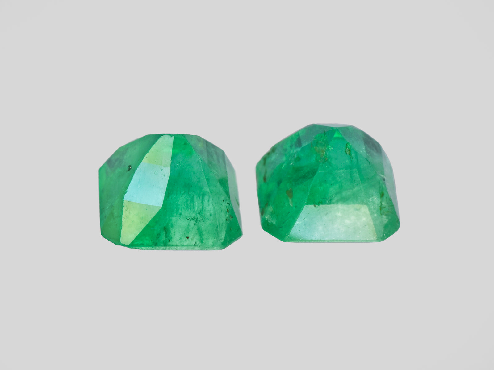 8801311-octagonal-velvety-intense-green-grs-colombia-natural-emerald-9.14-ct