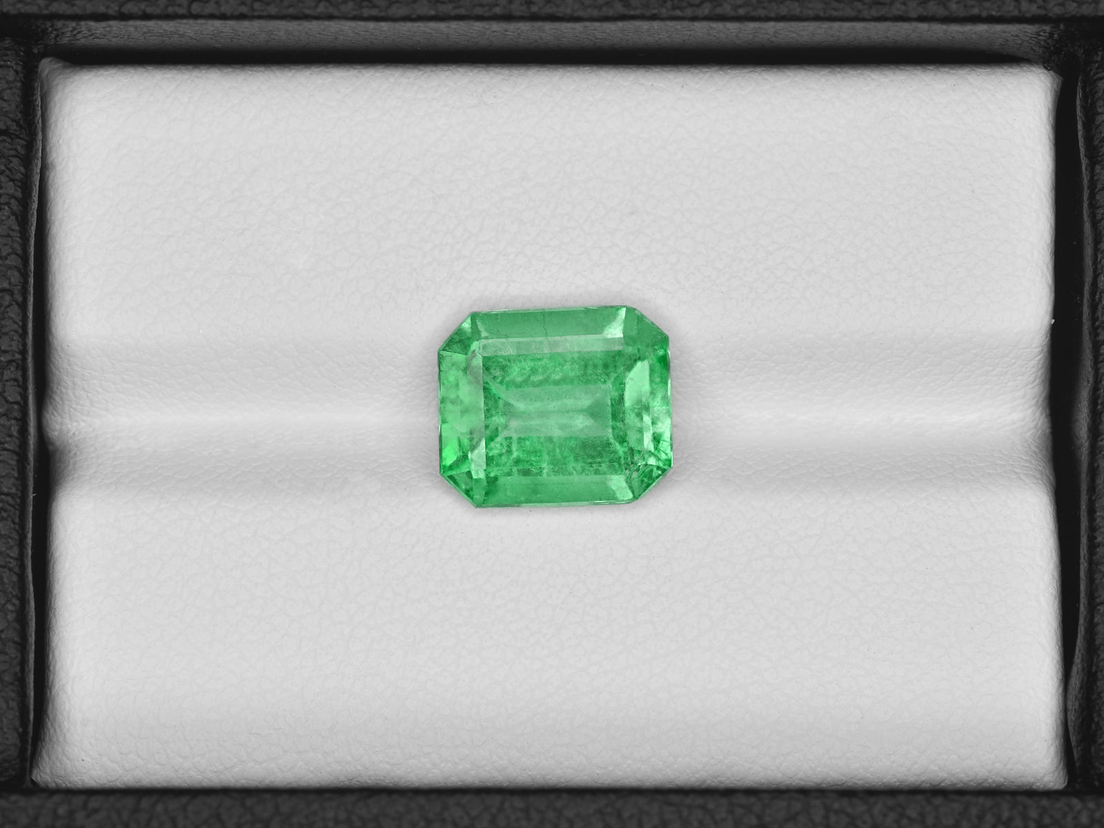 8801312-octagonal-lustrous-yellowish-green-grs-colombia-natural-emerald-3.69-ct