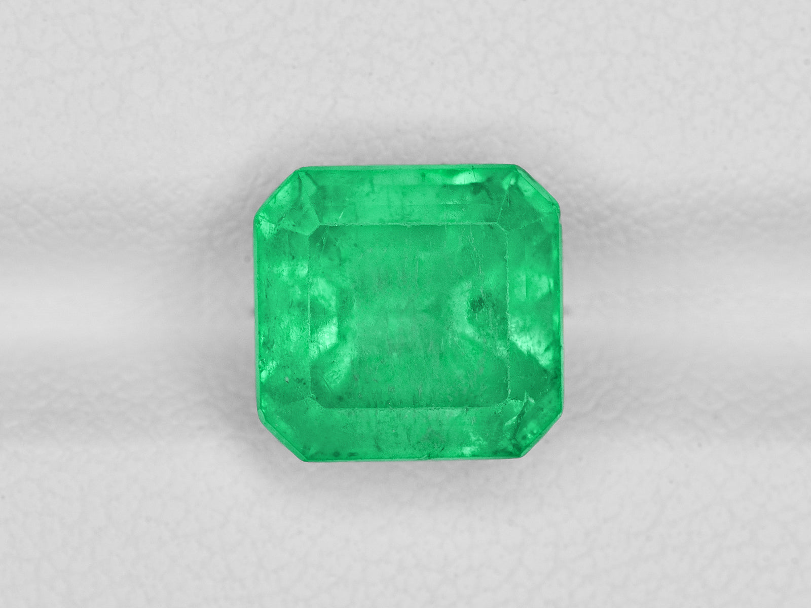 8801296-octagonal-lustrous-green-gia-colombia-natural-emerald-3.44-ct