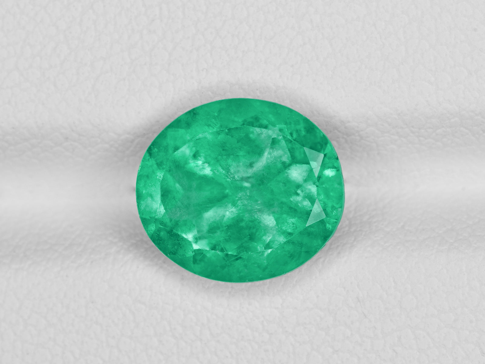 8801297-oval-lustrous-bluish-green-gia-grs-colombia-natural-emerald-2.88-ct