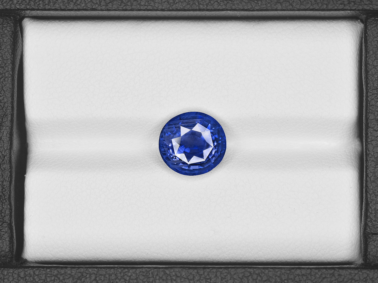 8801325-oval-intense-royal-blue-grs-sri-lanka-natural-blue-sapphire-3.75-ct