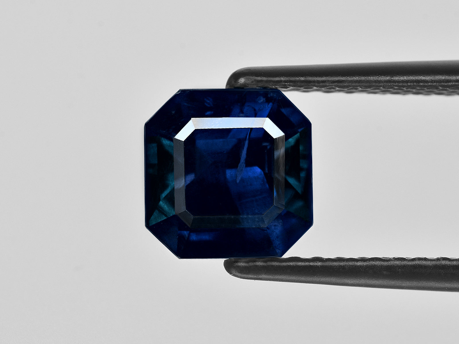 8801326-octagonal-dark-blue-with-a-slight-greenish-hue-grs-sri-lanka-natural-blue-sapphire-2.83-ct