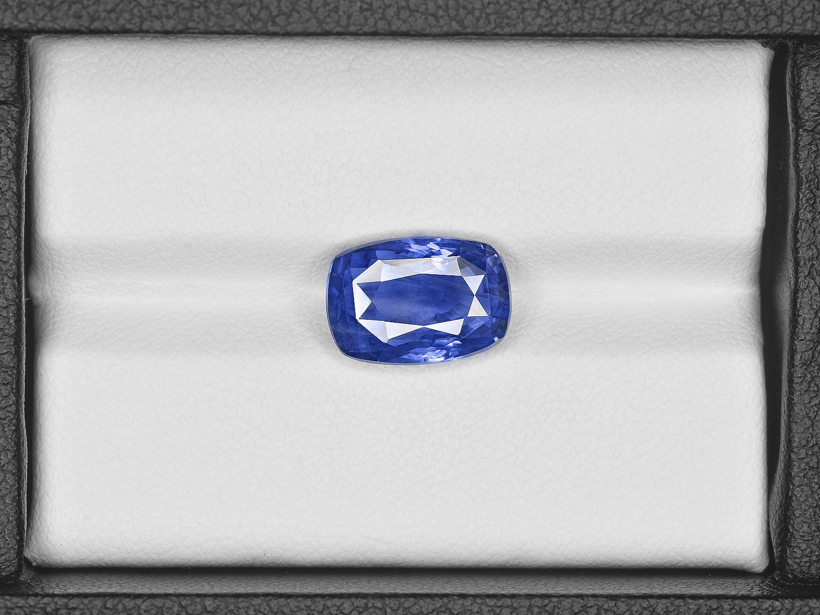 8801327-cushion-cornflower-blue-grs-sri-lanka-natural-blue-sapphire-4.66-ct