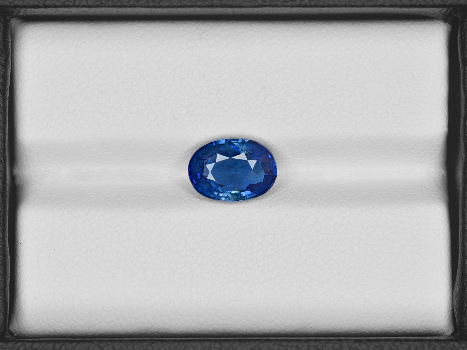 8801335-oval-deep-blue-grs-sri-lanka-natural-blue-sapphire-3.01-ct
