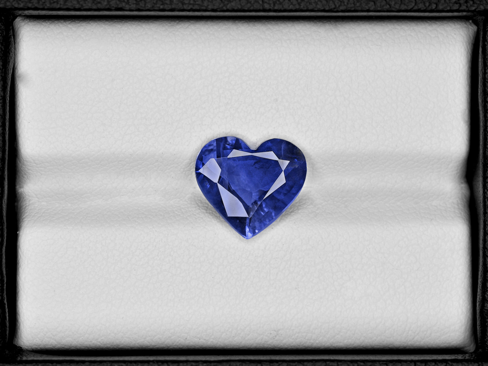 8801337-heart-royal-blue-grs-madagascar-natural-blue-sapphire-3.72-ct