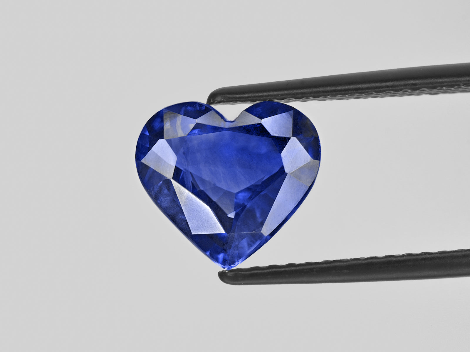 8801337-heart-royal-blue-grs-madagascar-natural-blue-sapphire-3.72-ct