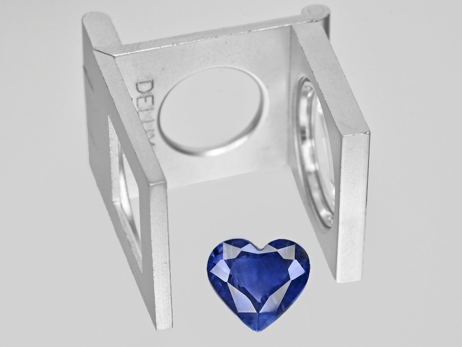 8801337-heart-royal-blue-grs-madagascar-natural-blue-sapphire-3.72-ct