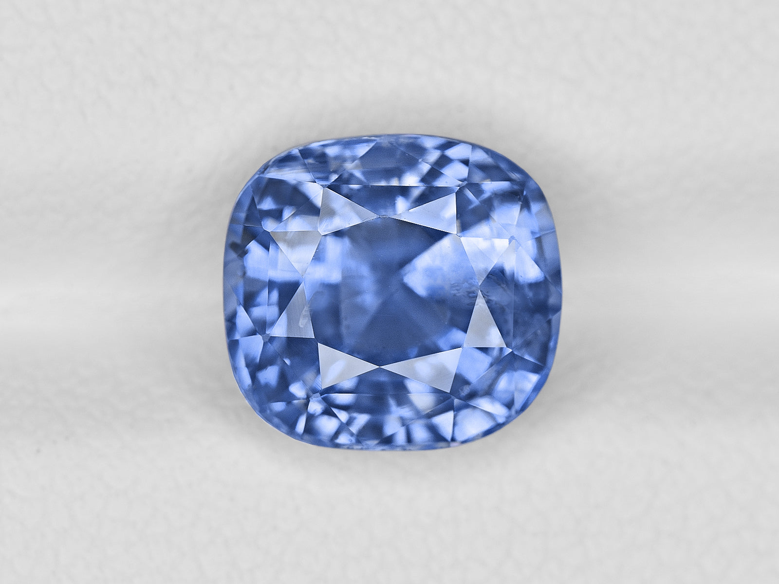 8801338-cushion-lustrous-blue-gia-sri-lanka-natural-blue-sapphire-4.07-ct