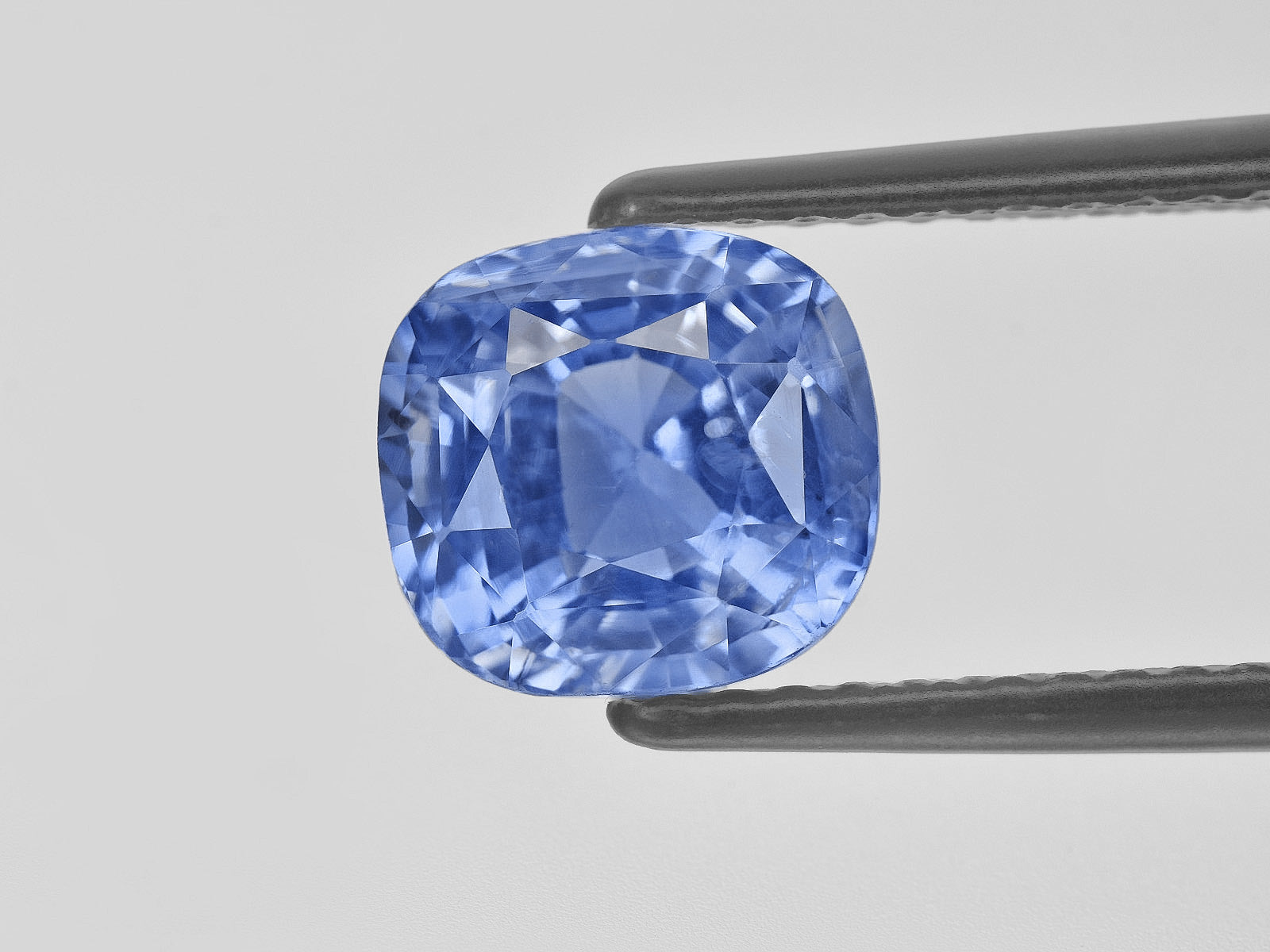 8801338-cushion-lustrous-blue-gia-sri-lanka-natural-blue-sapphire-4.07-ct