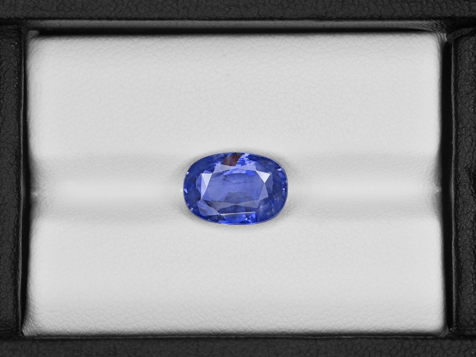 8801886-oval-cornflower-blue-gia-kashmir-natural-blue-sapphire-4.92-ct