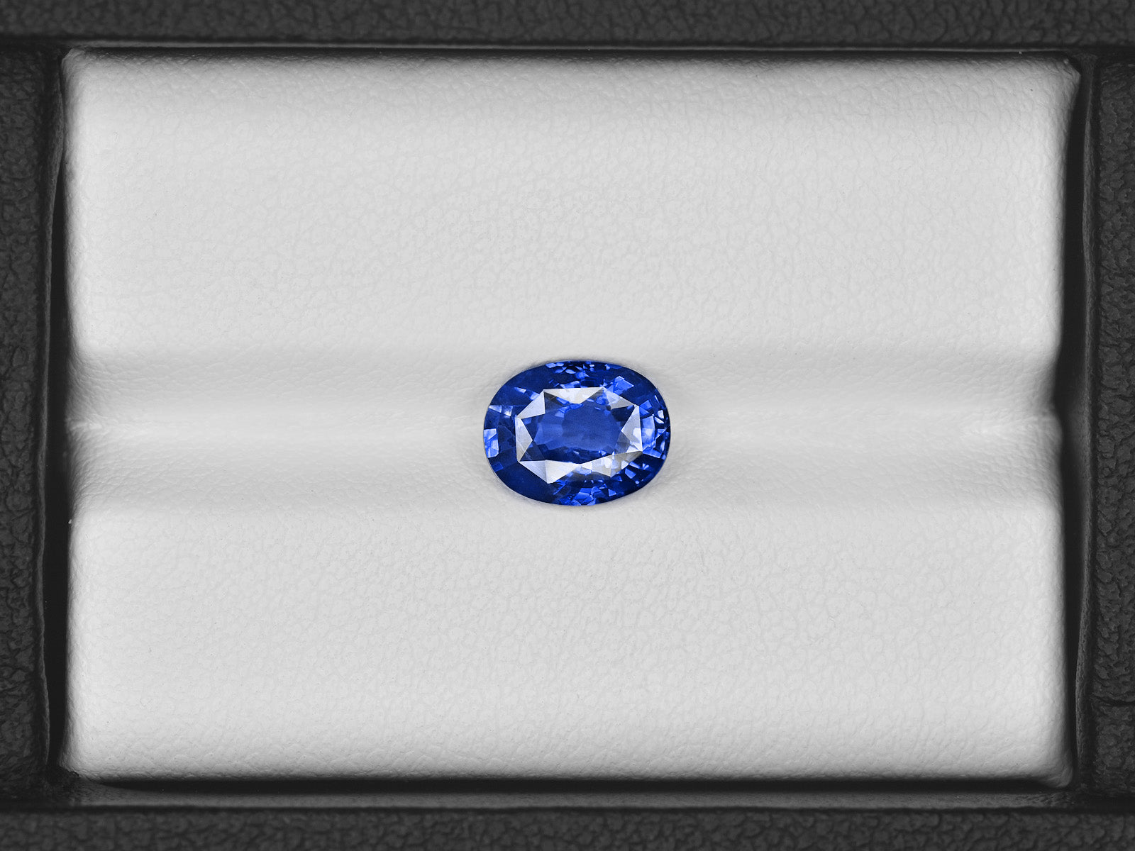 8801343-oval-fiery-royal-blue-grs-sri-lanka-natural-blue-sapphire-2.11-ct