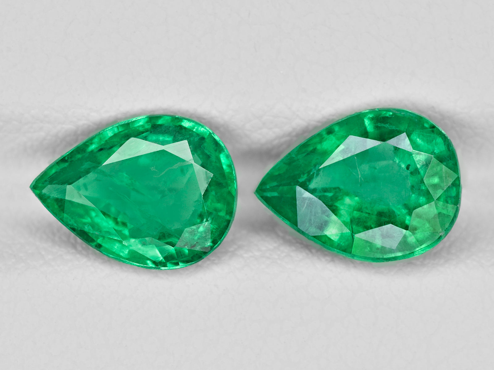 8801443-pear-intense-green-igi-zambia-natural-emerald-3.07-ct