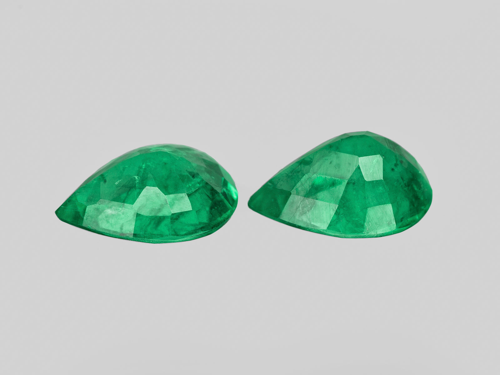 8801443-pear-intense-green-igi-zambia-natural-emerald-3.07-ct