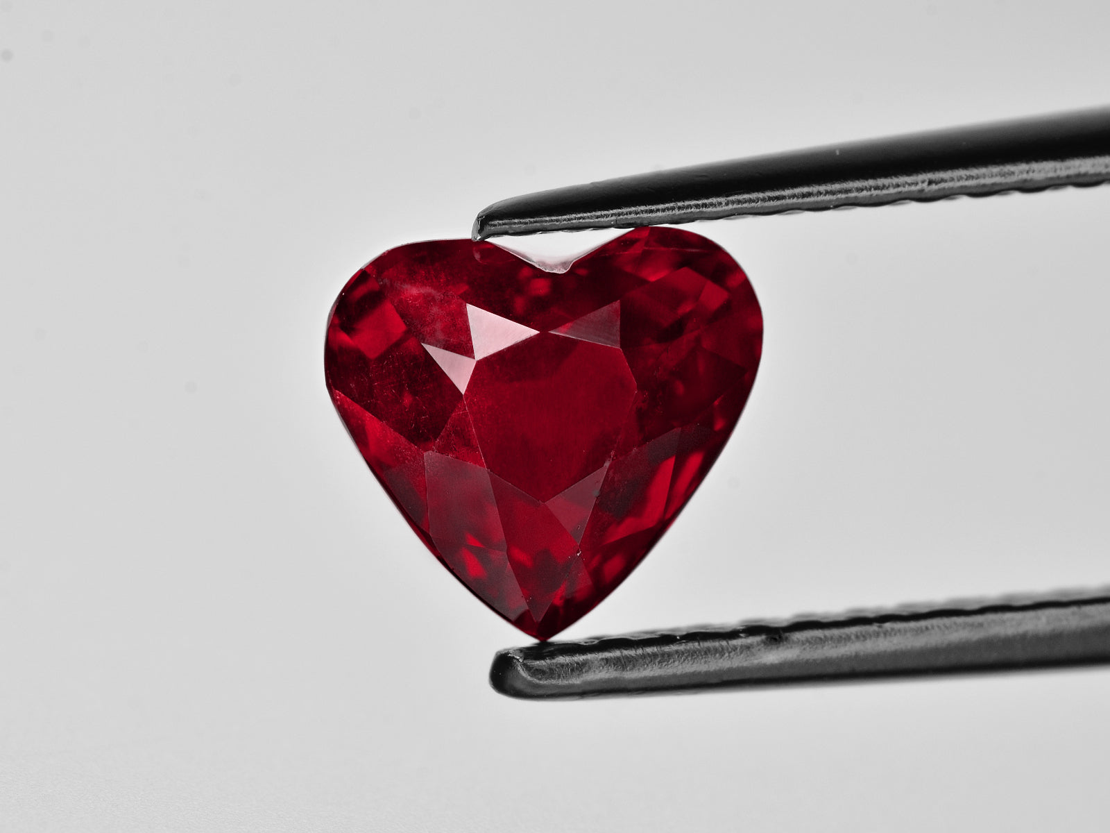 8801378-heart-intense-pigeon-blood-red-grs-mozambique-natural-ruby-3.15-ct
