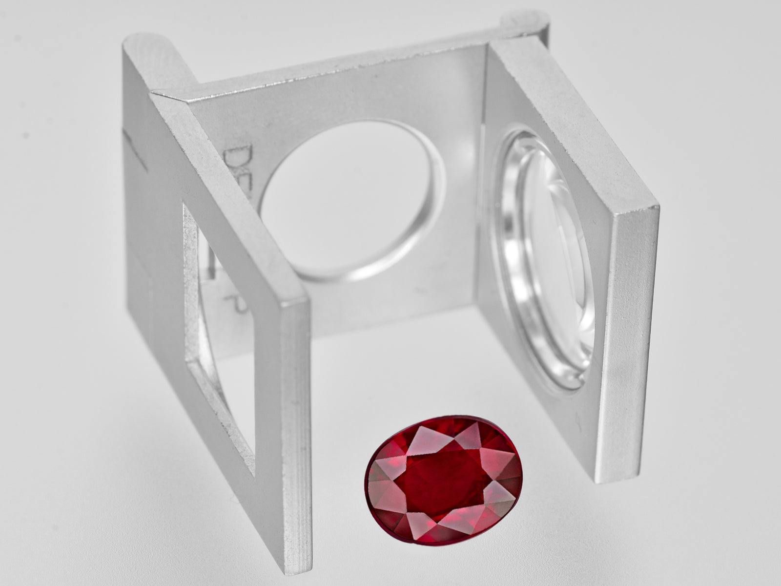 8801379-oval-rich-velvety-pigeon-blood-red-grs-mozambique-natural-ruby-3.01-ct