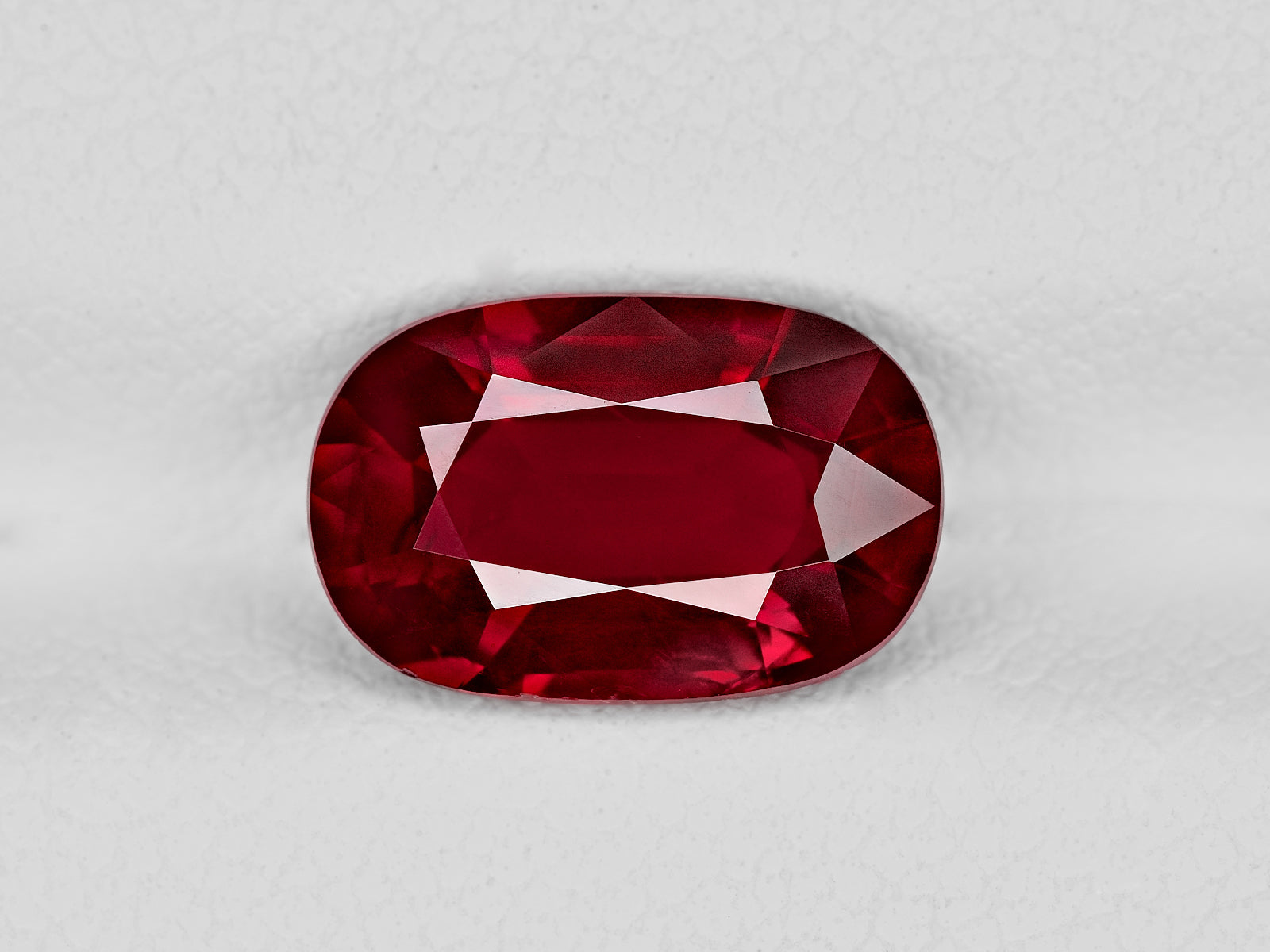 8801382-oval-velvety-pigeon-blood-red-grs-mozambique-natural-ruby-3.01-ct
