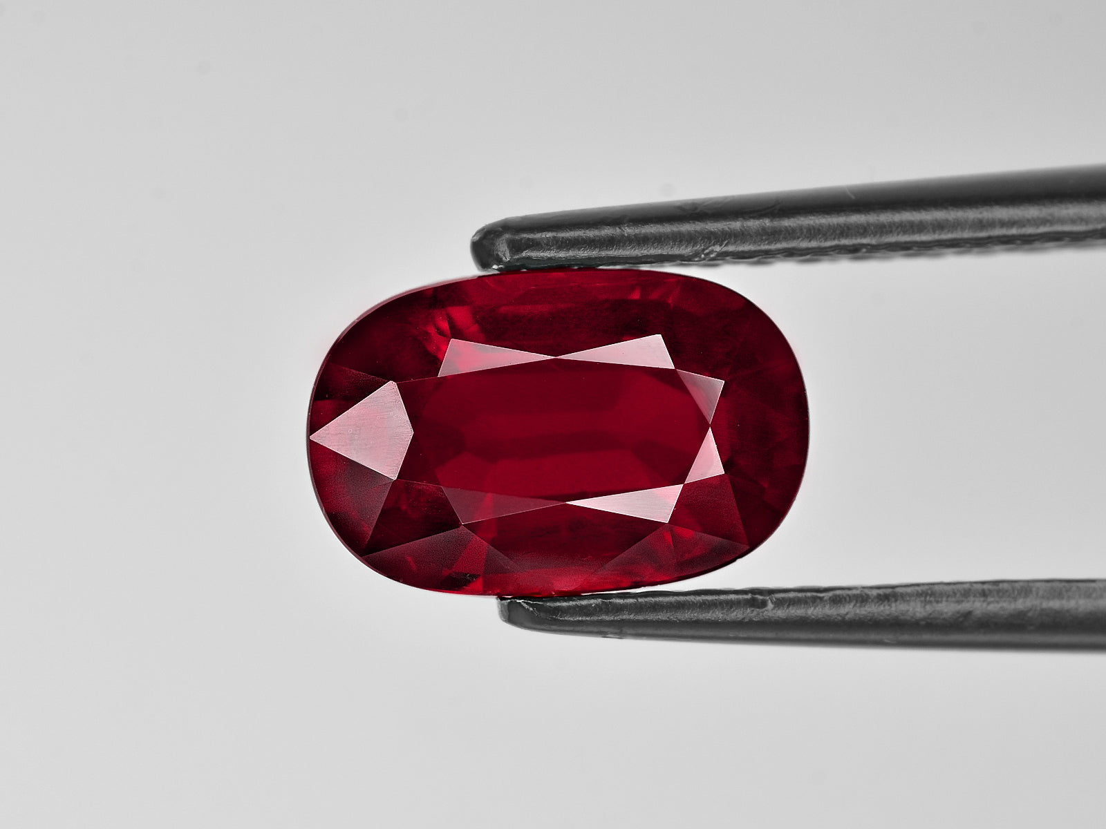 8801382-oval-velvety-pigeon-blood-red-grs-mozambique-natural-ruby-3.01-ct