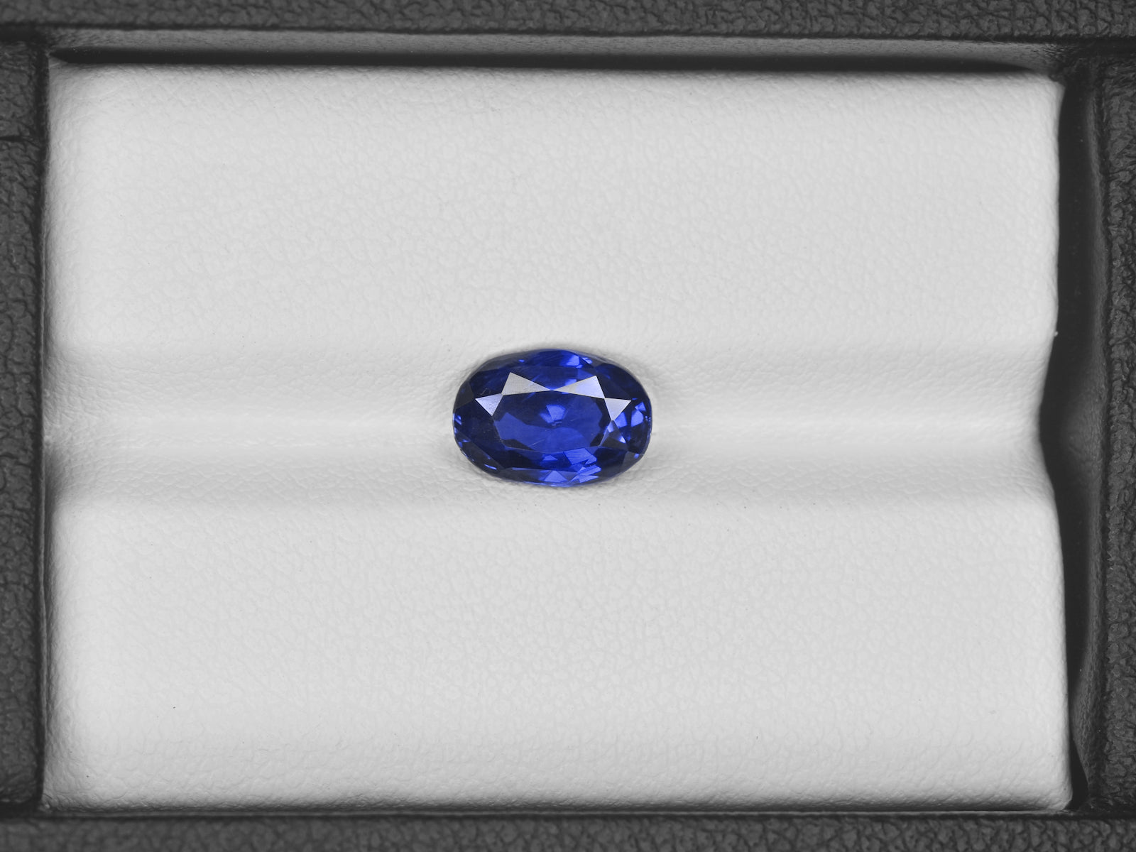 8801351-oval-intense-royal-blue-grs-sri-lanka-natural-blue-sapphire-2.51-ct