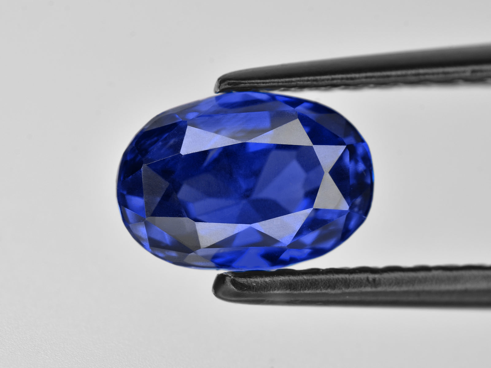8801351-oval-intense-royal-blue-grs-sri-lanka-natural-blue-sapphire-2.51-ct