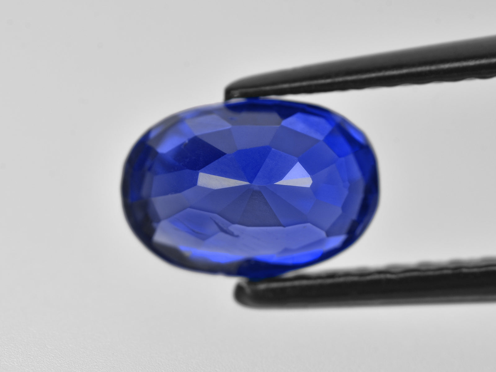 8801351-oval-intense-royal-blue-grs-sri-lanka-natural-blue-sapphire-2.51-ct