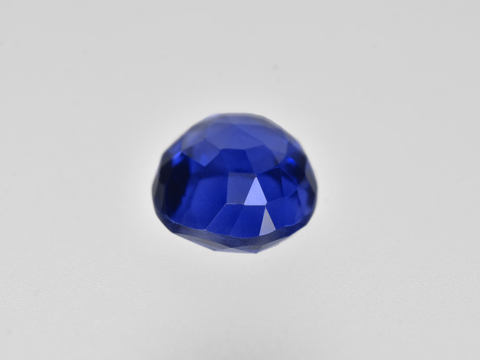8801352-oval-rich-velvety-royal-blue-grs-sri-lanka-natural-blue-sapphire-2.30-ct