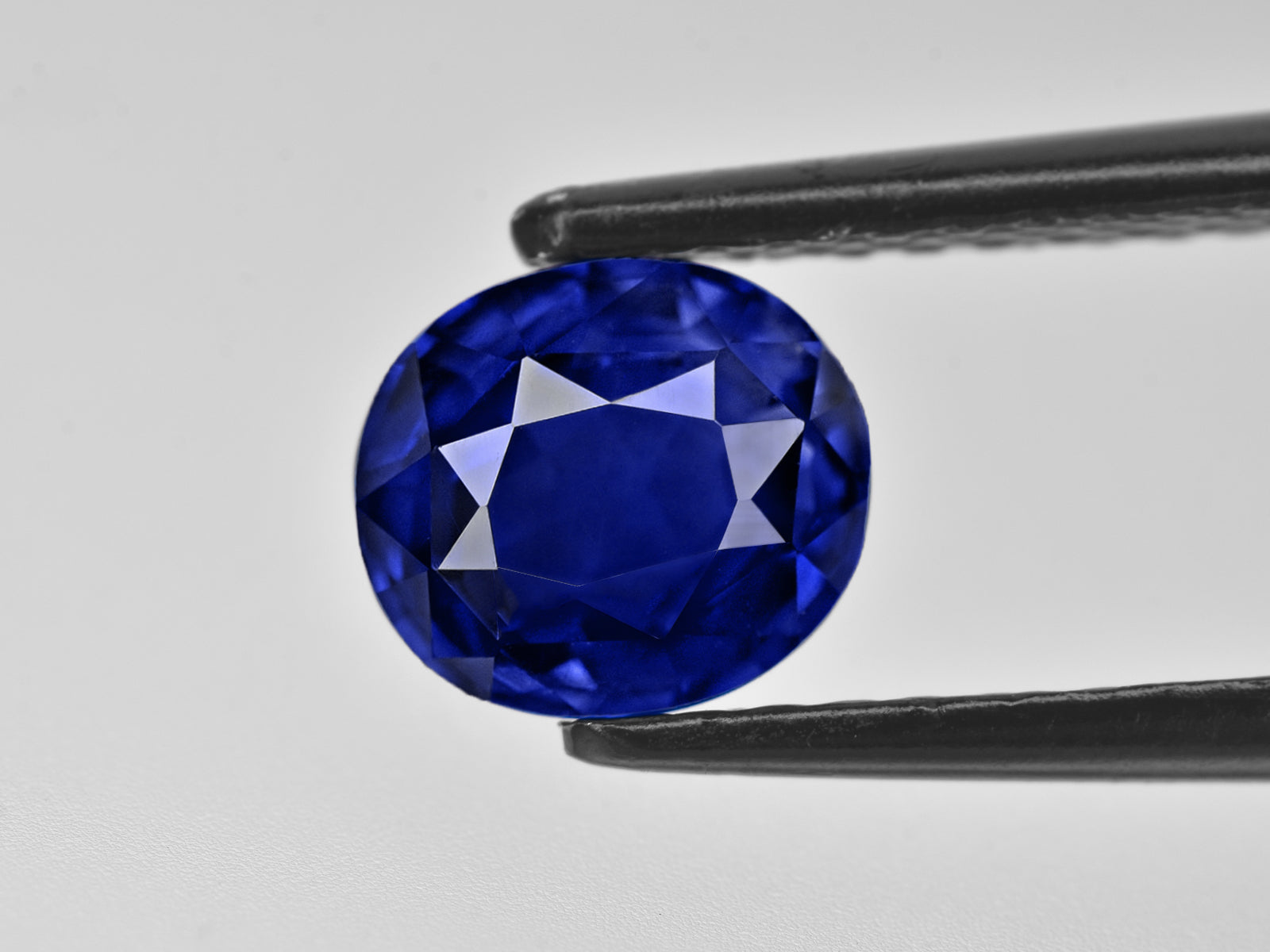 8801352-oval-rich-velvety-royal-blue-grs-sri-lanka-natural-blue-sapphire-2.30-ct
