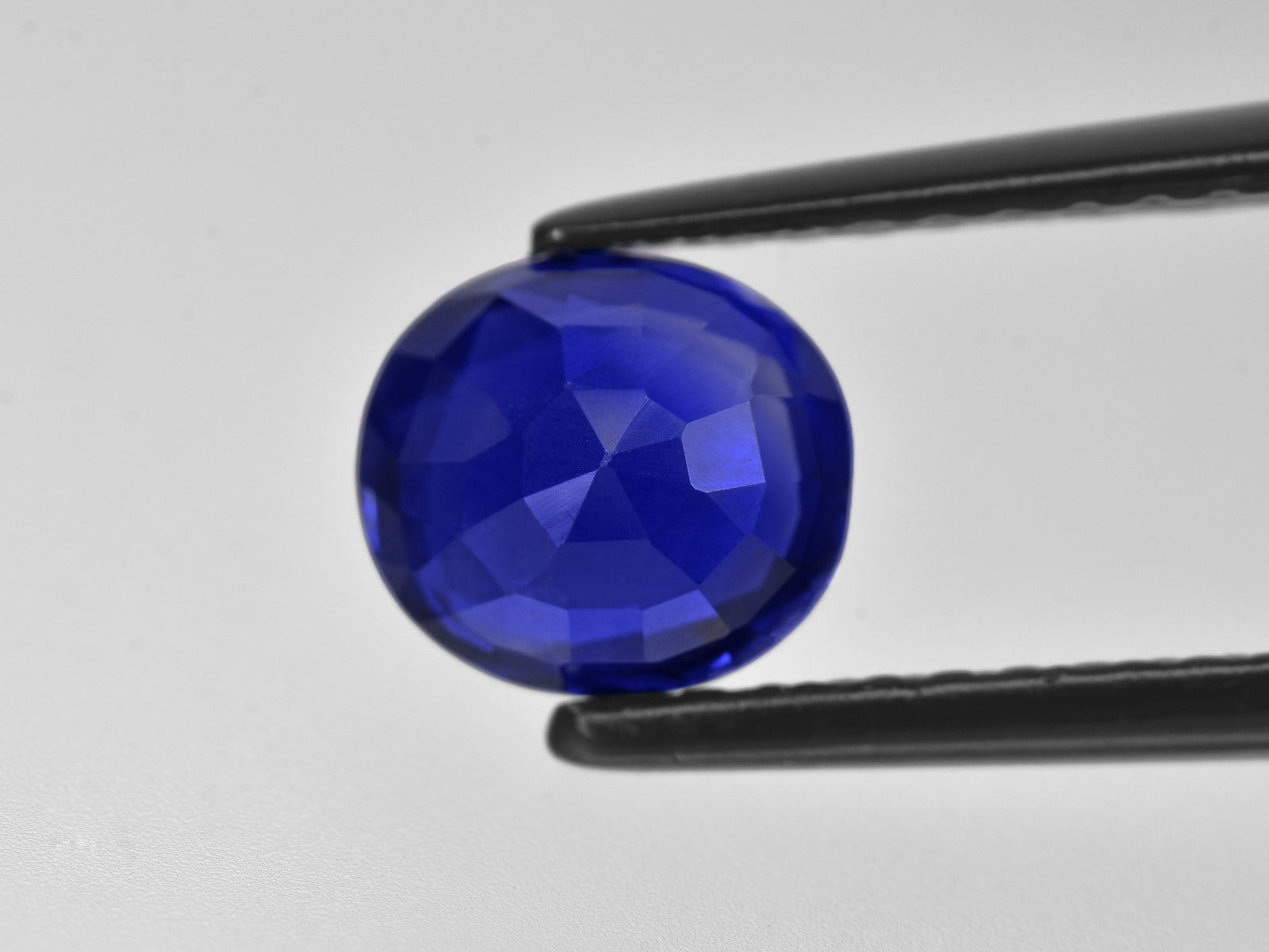 8801352-oval-rich-velvety-royal-blue-grs-sri-lanka-natural-blue-sapphire-2.30-ct