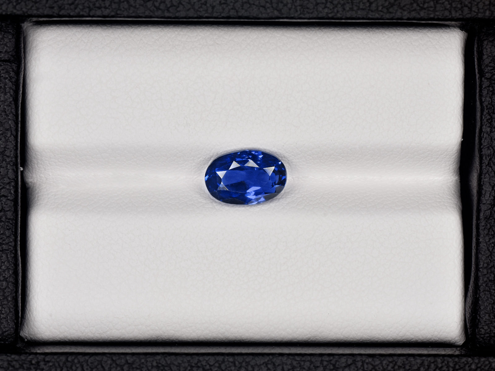 8801353-oval-intense-royal-blue-grs-sri-lanka-natural-blue-sapphire-2.30-ct