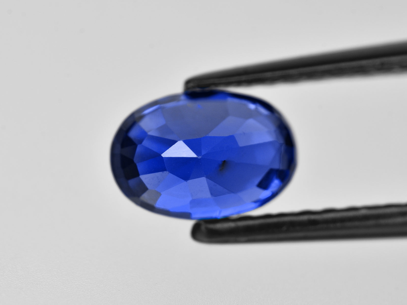 8801353-oval-intense-royal-blue-grs-sri-lanka-natural-blue-sapphire-2.30-ct