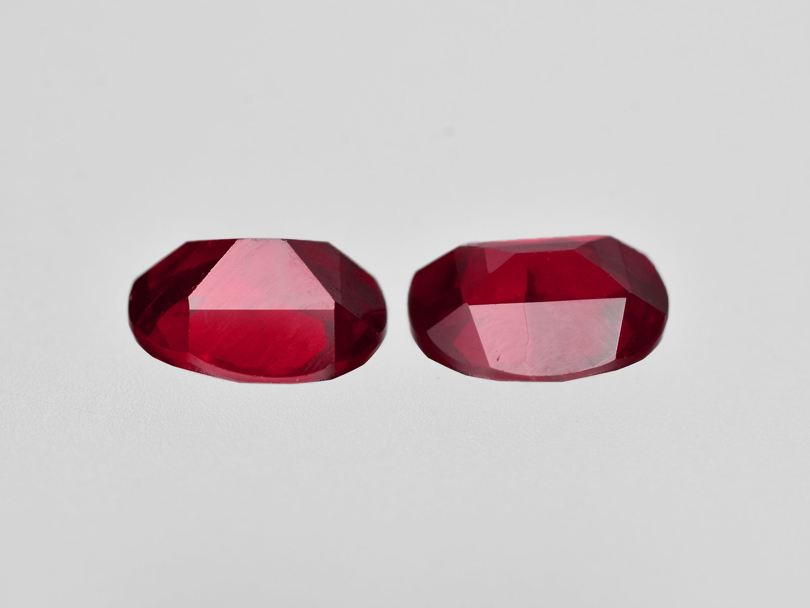 8801358-oval-pigeon-blood-red-grs-mozambique-natural-ruby-1.26-ct