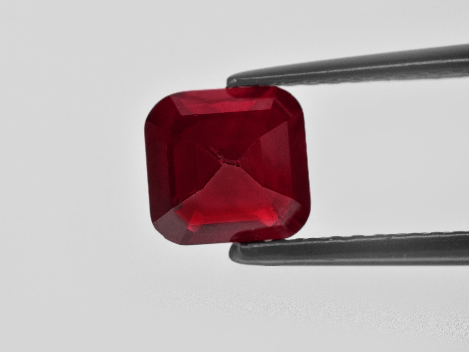 8801390-cushion-velvety-intense-pigeon-blood-red-grs-mozambique-natural-ruby-2.25-ct