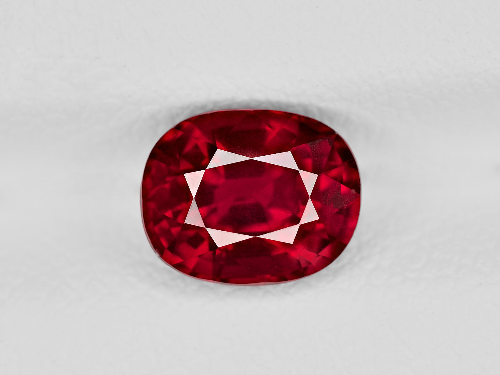 8801396-oval-fiery-vivid-pigeon-blood-red-grs-mozambique-natural-ruby-2.00-ct