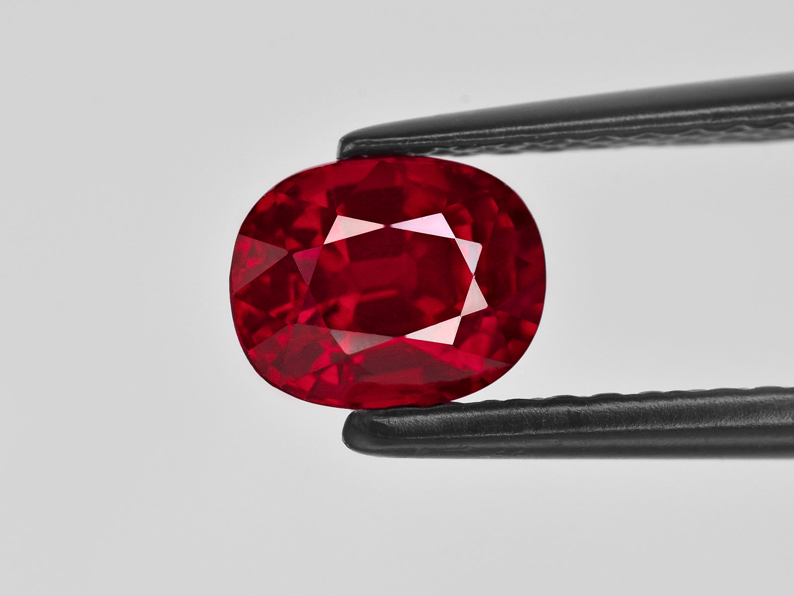 8801396-oval-fiery-vivid-pigeon-blood-red-grs-mozambique-natural-ruby-2.00-ct