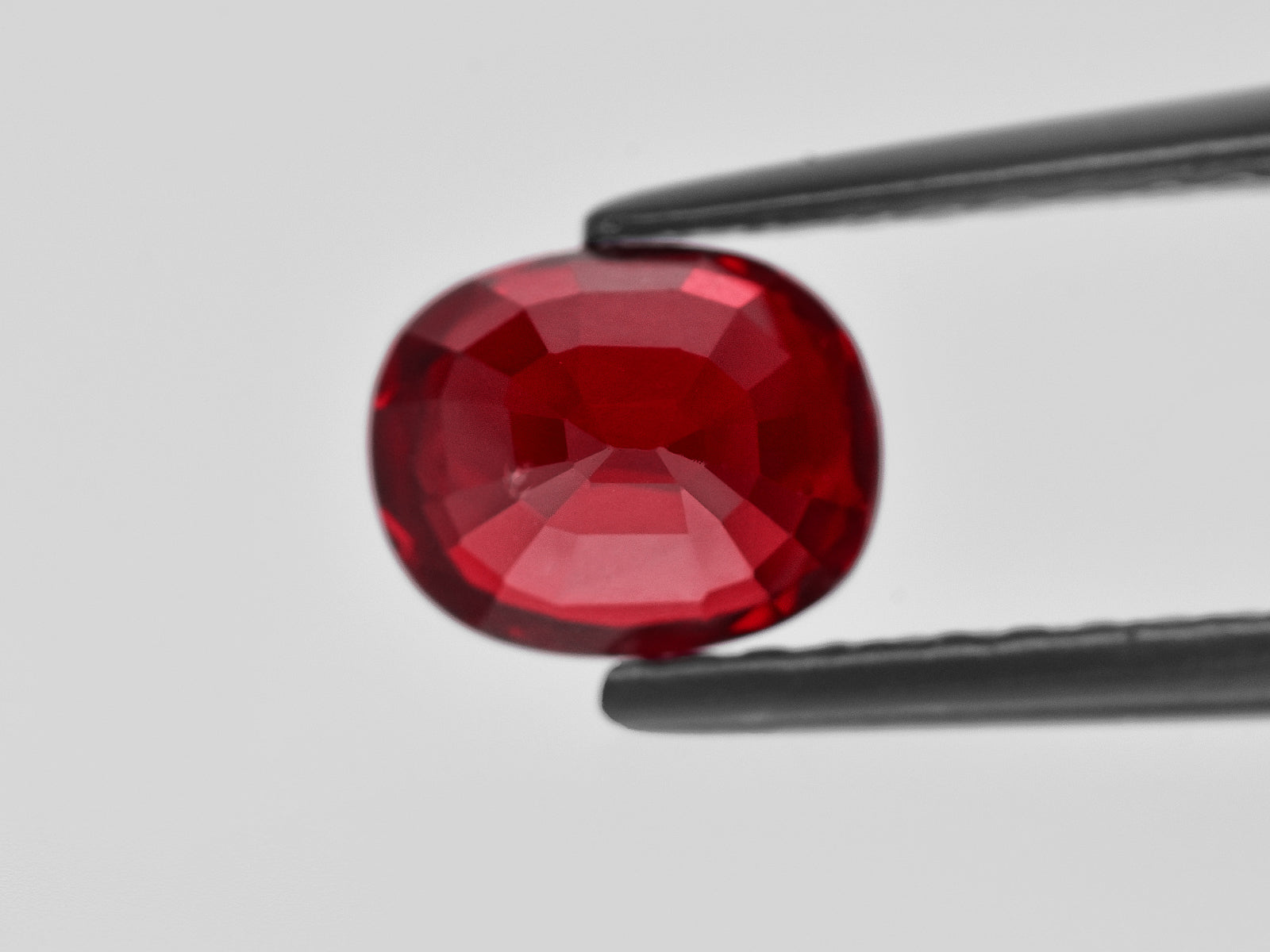 8801396-oval-fiery-vivid-pigeon-blood-red-grs-mozambique-natural-ruby-2.00-ct