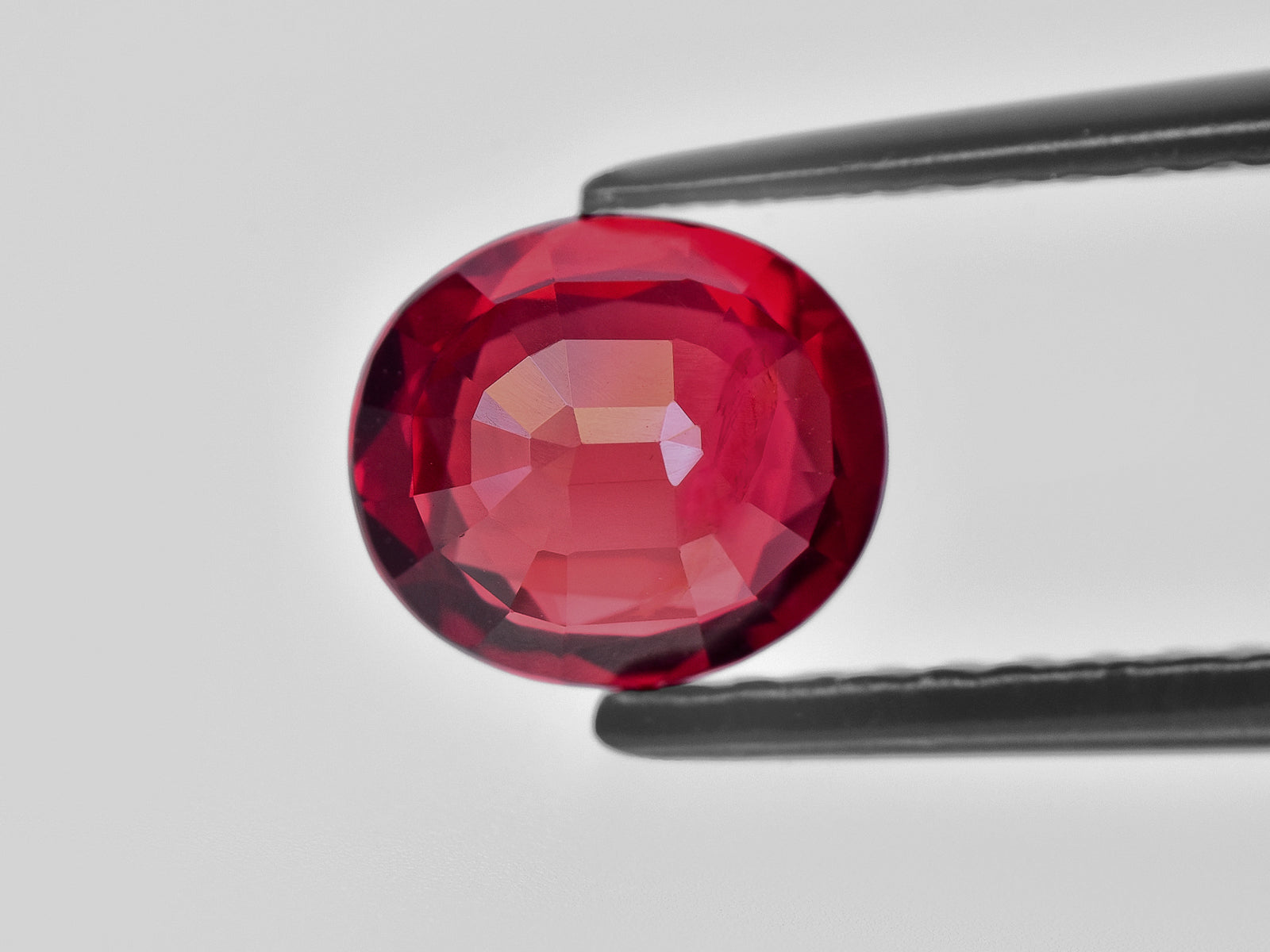 8801397-oval-lively-vivid-pigeon-blood-red-grs-mozambique-natural-ruby-2.14-ct