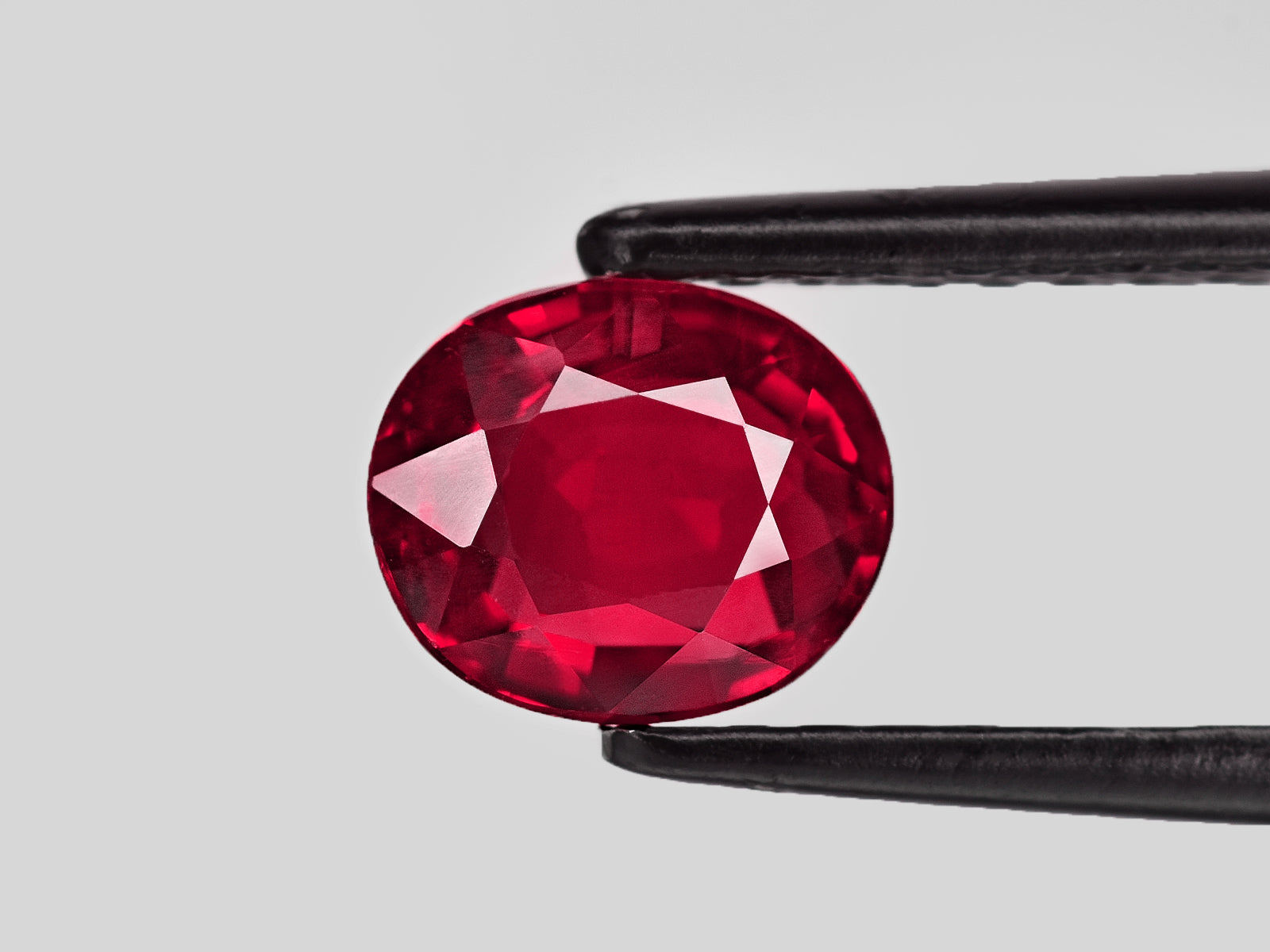 8801400-oval-vivid-pigeon-blood-red-grs-mozambique-natural-ruby-2.03-ct